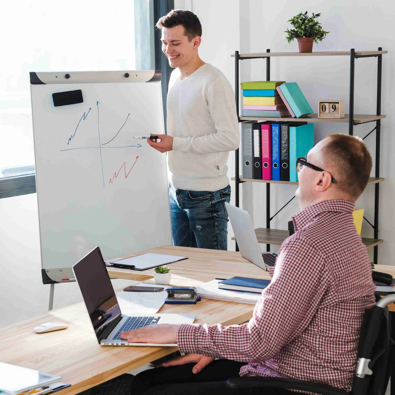 Modern kantoor met webdesigners aan het werk