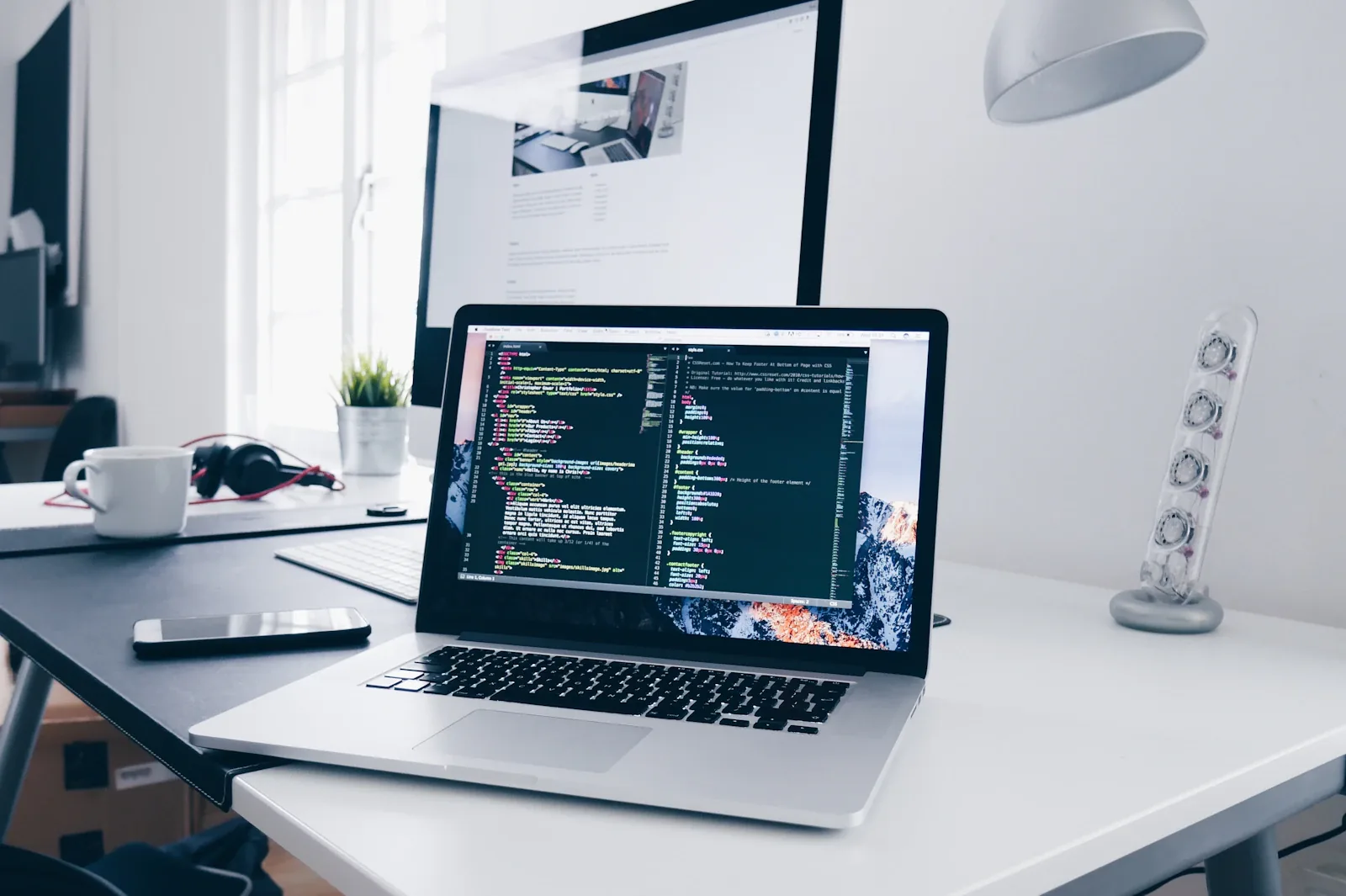 Code op een laptopscherm tijdens webontwikkeling