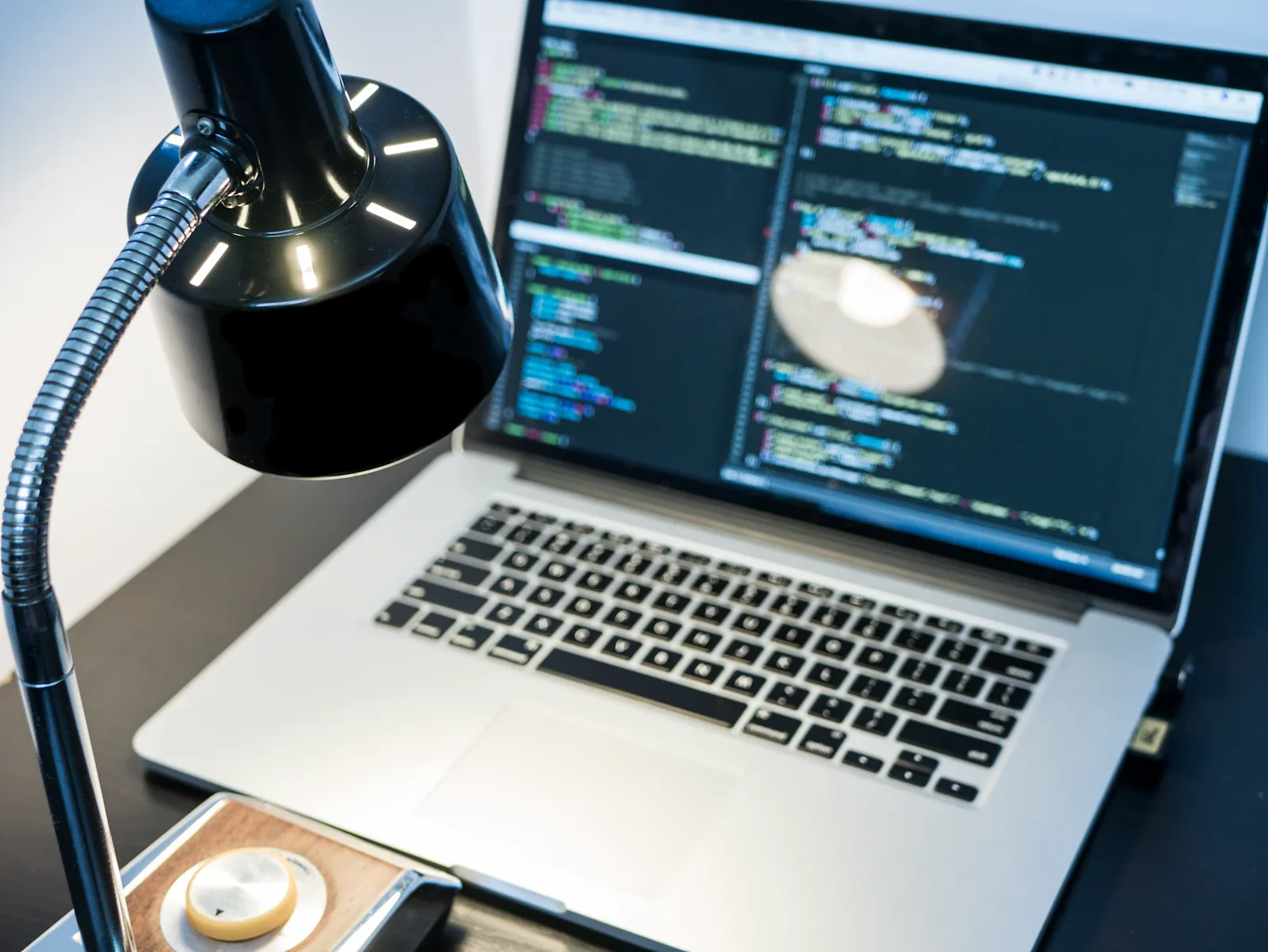 Ontwikkelaar werkt aan backend code in moderne omgeving