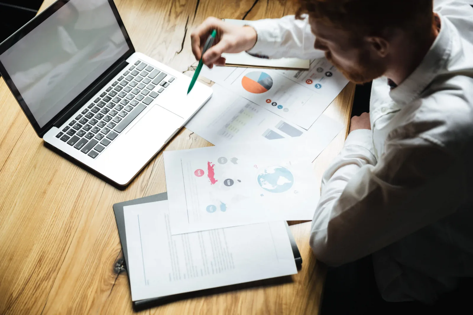 Data analyse dashboard met grafieken en SEO statistieken voor website optimalisatie